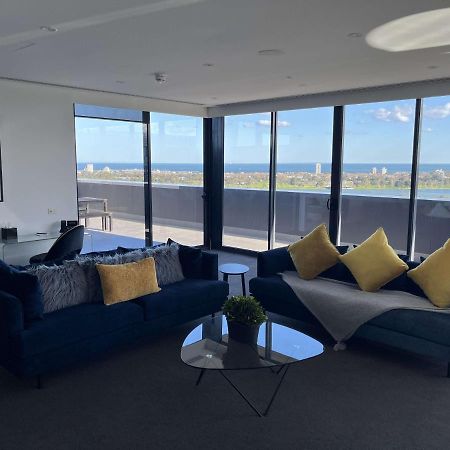 Hotel The Kinson Melbourne City Exterior foto The living room of a three-bedroom apartment at The Beacon