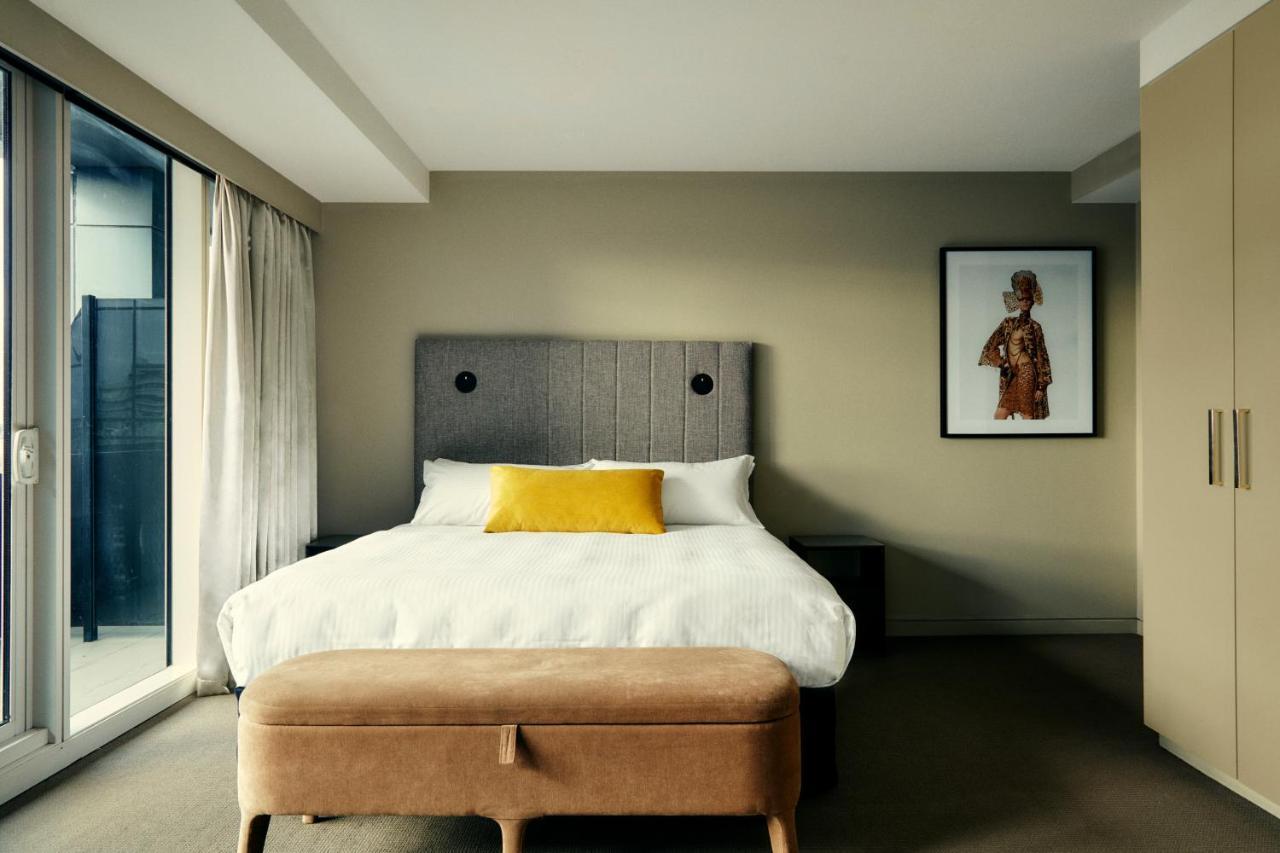 Hotel The Kinson Melbourne City Exterior foto A bedroom at the hotel