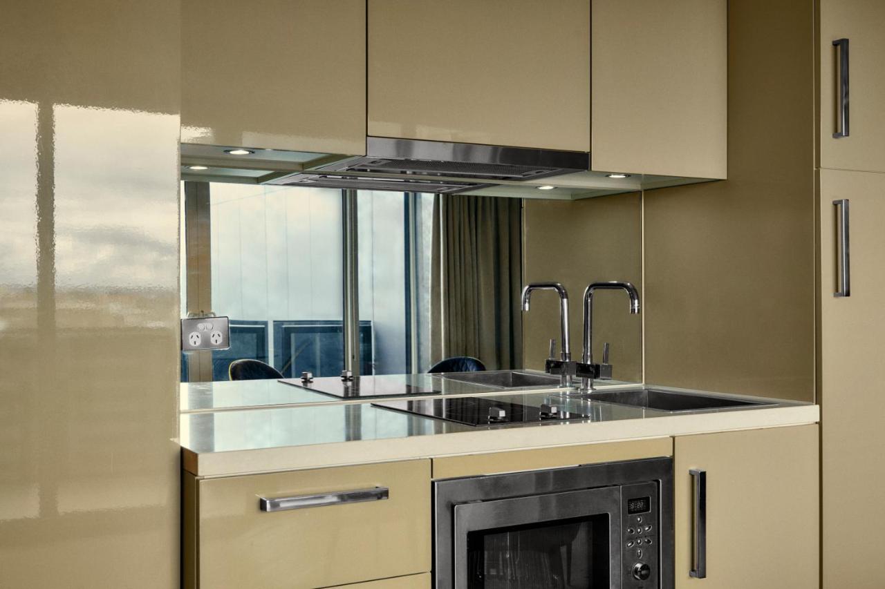 Hotel The Kinson Melbourne City Exterior foto A kitchen with a built-in microwave oven
