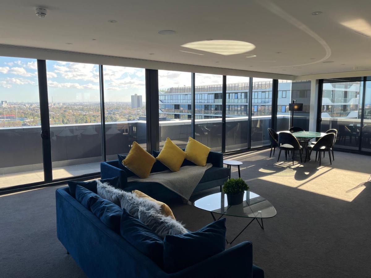 Hotel The Kinson Melbourne City Exterior foto The living room of a three-bedroom apartment