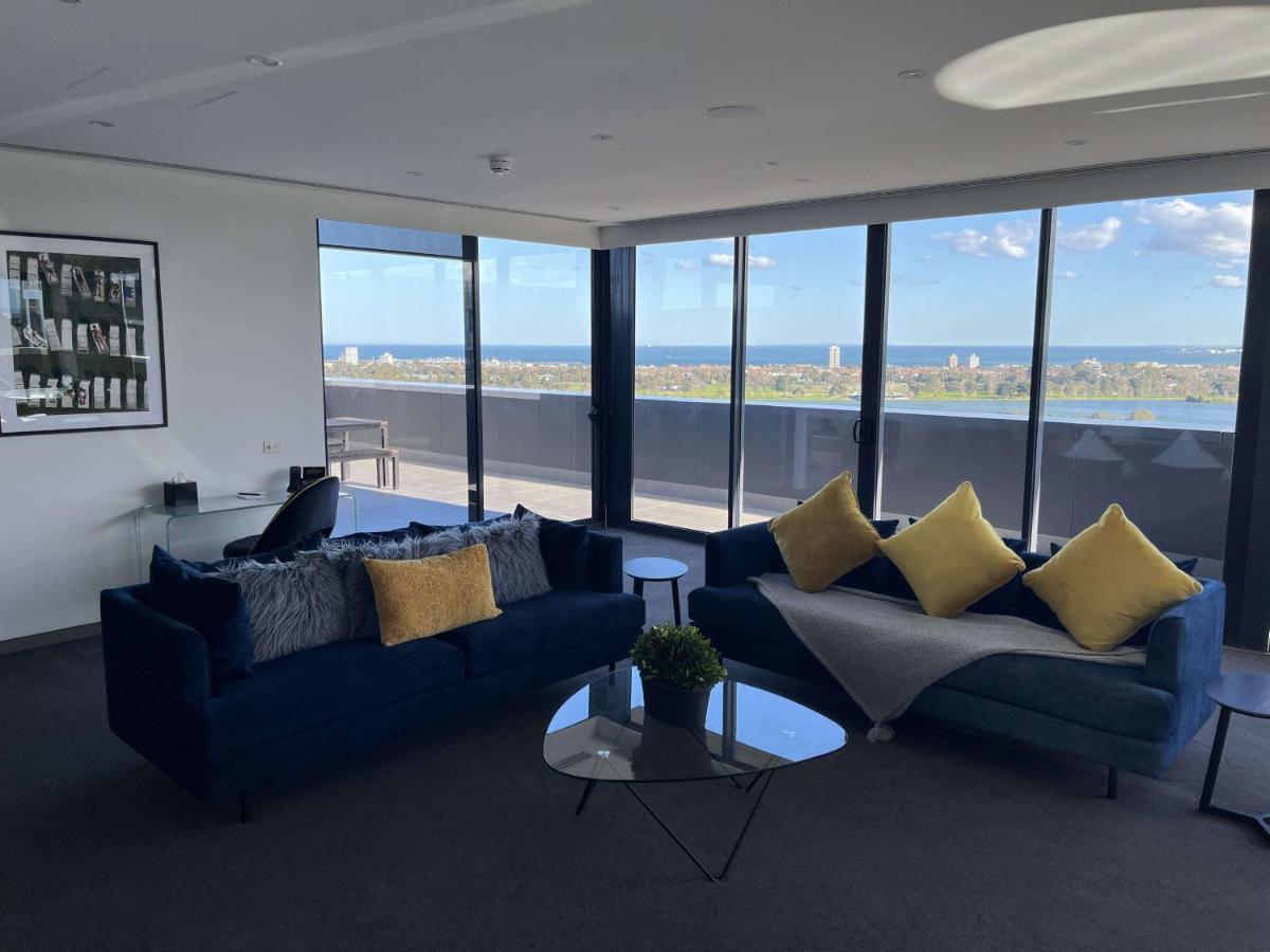 Hotel The Kinson Melbourne City Exterior foto The living room of a three-bedroom apartment at The Beacon