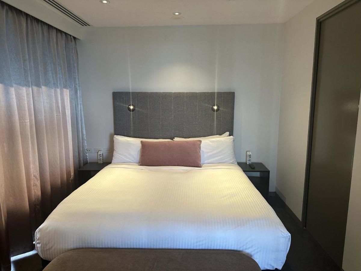 Hotel The Kinson Melbourne City Exterior foto A bedroom at the hotel