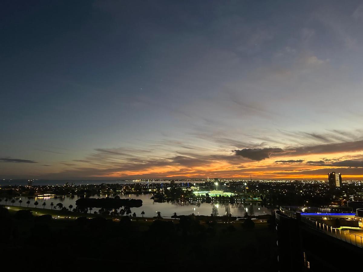 Hotel The Kinson Melbourne City Exterior foto Sunset over the city