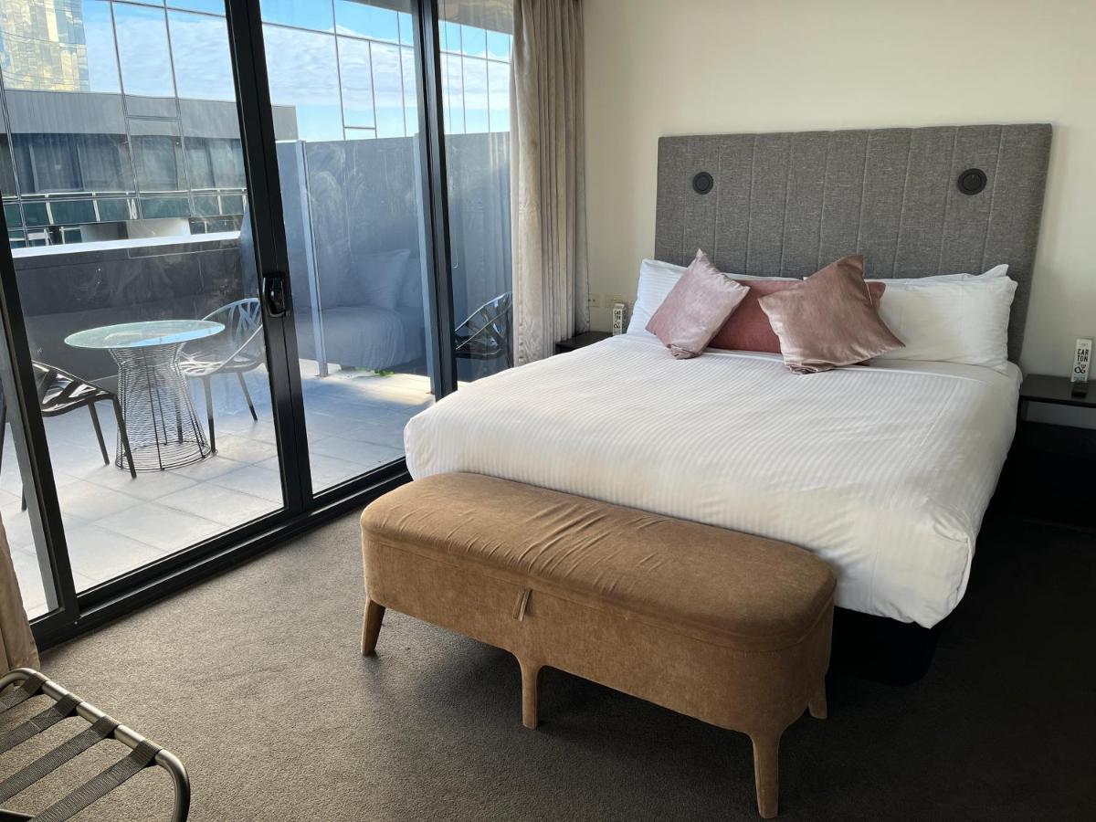 Hotel The Kinson Melbourne City Exterior foto A bedroom at the hotel